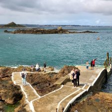 Herm Anlegestelle bei Ebbe Blick nach Guernsey